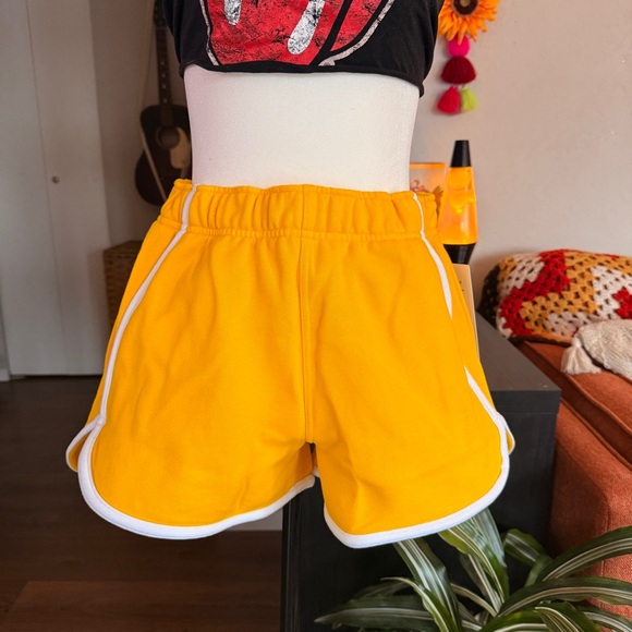 lululemon Scuba Mid-Rise Oversized Short - Picture 2 of 10